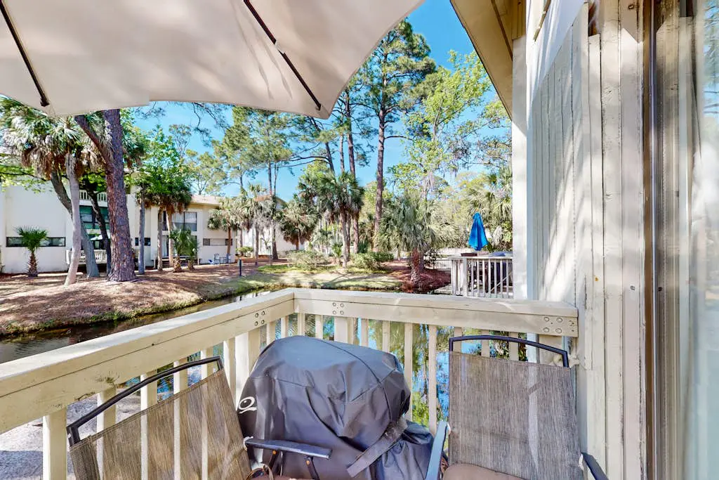 Hilton Head Island condo with water-view patio, pool, & easy beach access