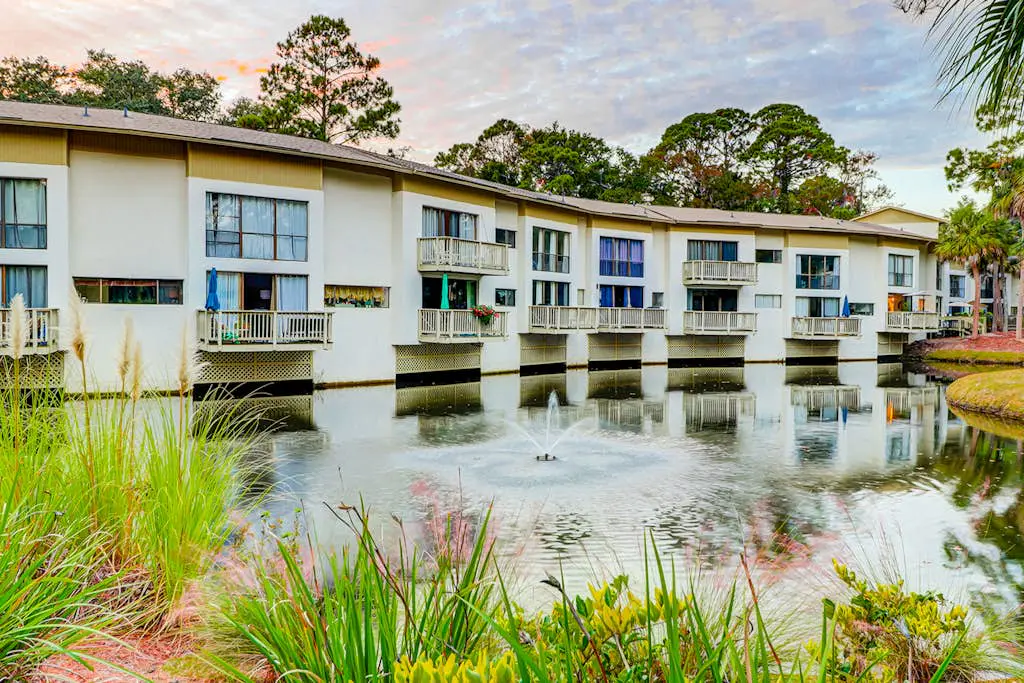Hilton Head Island condo with water-view patio, pool, & easy beach access
