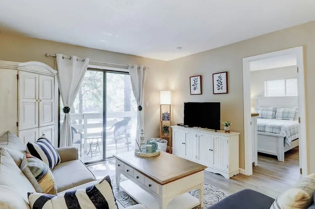 Inviting Coastal Villa/Short Walk to the Beach