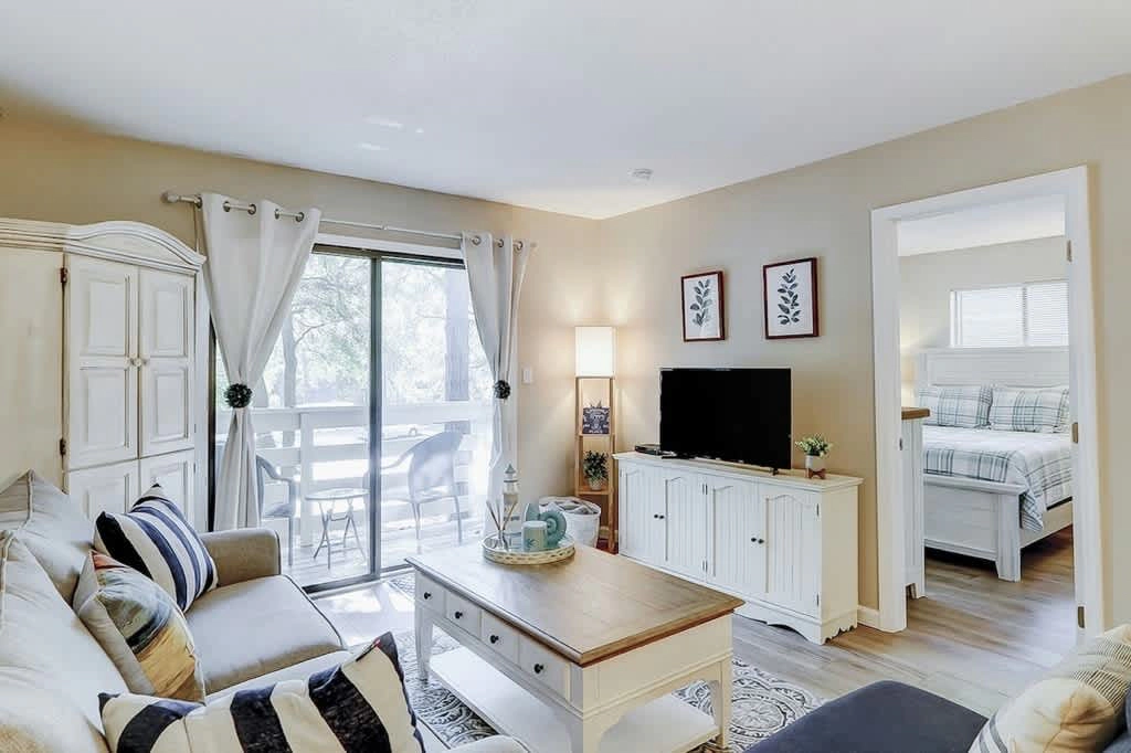 Inviting Coastal Villa/Short Walk to the Beach