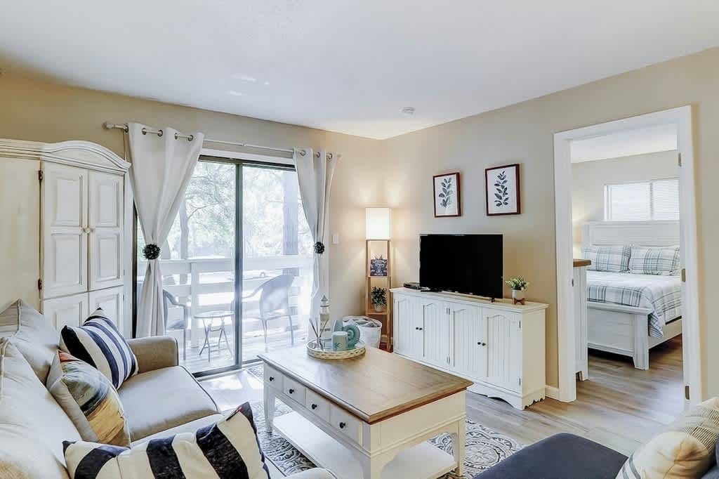 Inviting Coastal Villa/Short Walk to the Beach
