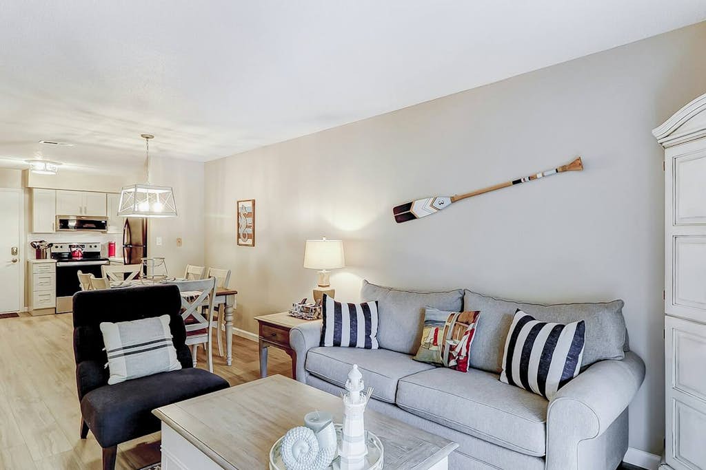 Inviting Coastal Villa/Short Walk to the Beach