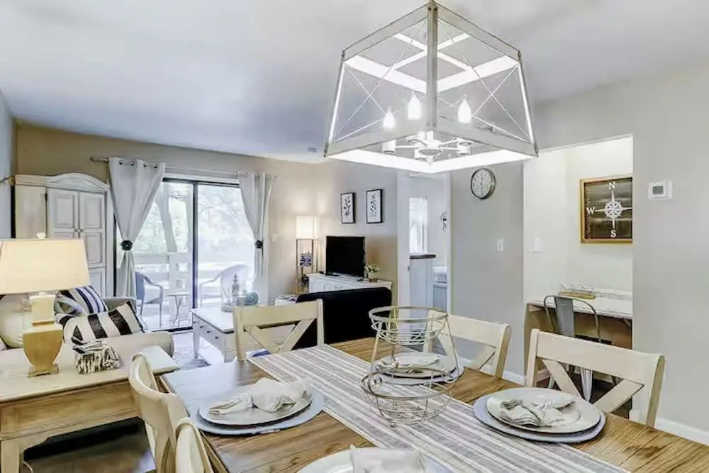 Inviting Coastal Villa/Short Walk to the Beach