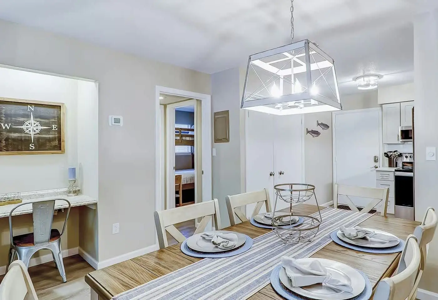 Inviting Coastal Villa/Short Walk to the Beach