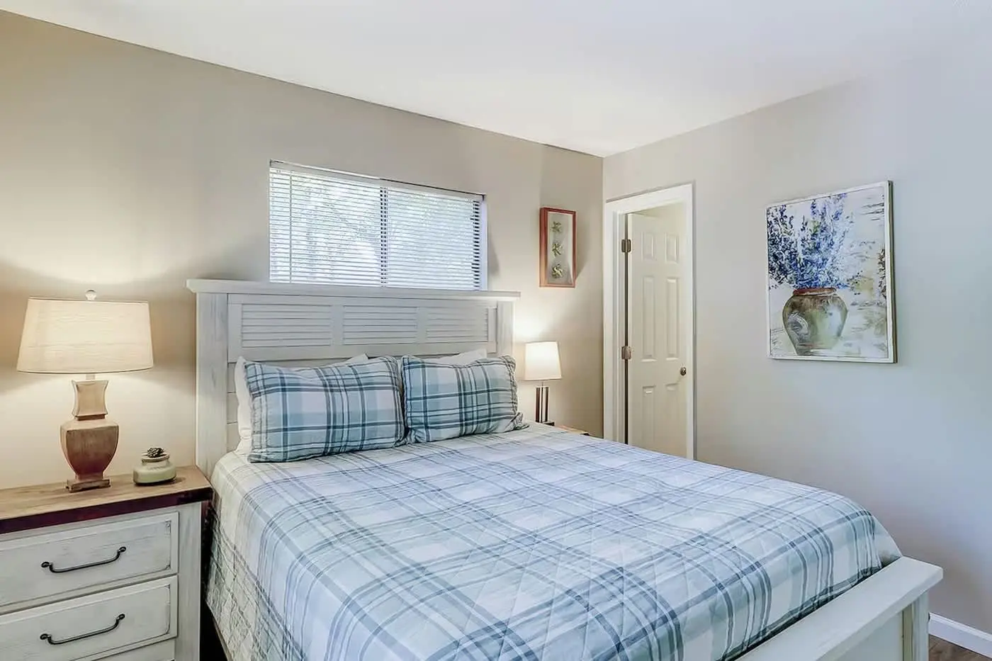 Inviting Coastal Villa/Short Walk to the Beach