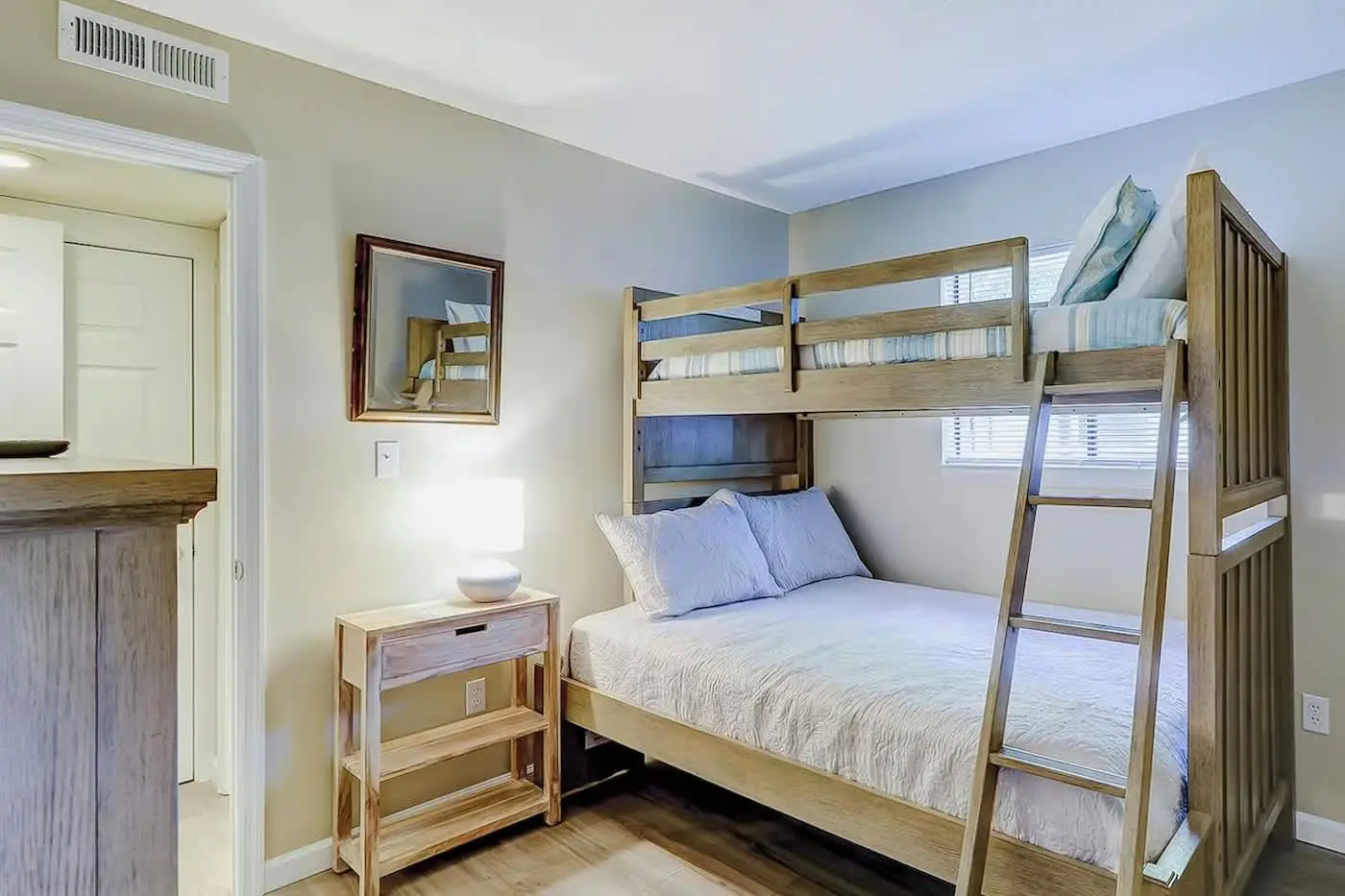 Inviting Coastal Villa/Short Walk to the Beach