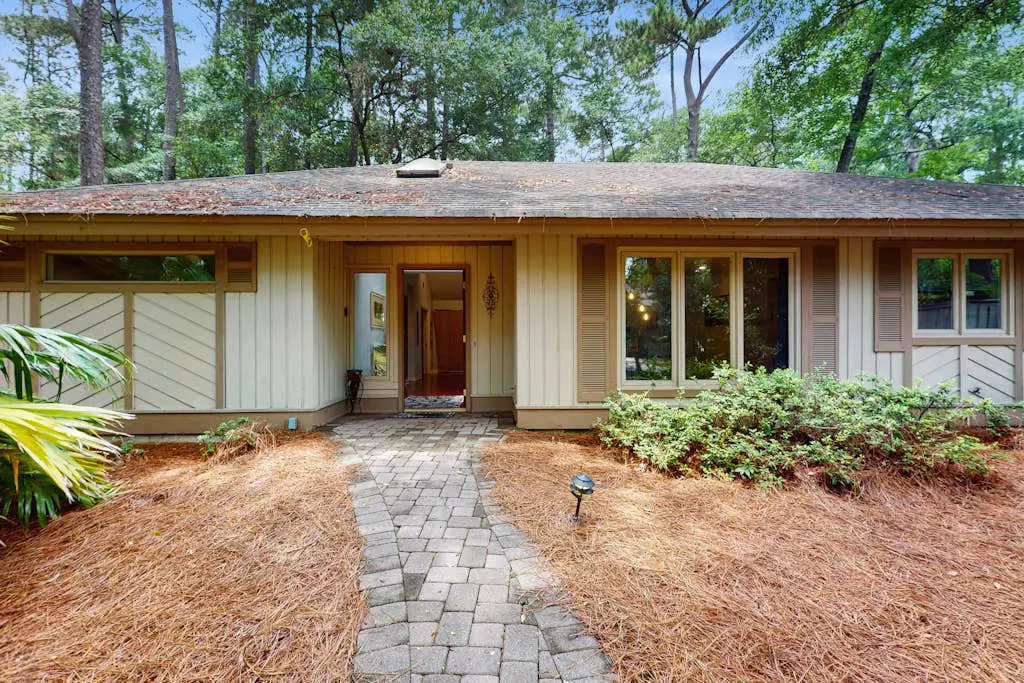 Fabulous island home with private pool, fast WiFi, grill, sunroom & central AC
