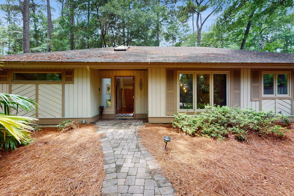 Fabulous island home with private pool, fast WiFi, grill, sunroom & central AC