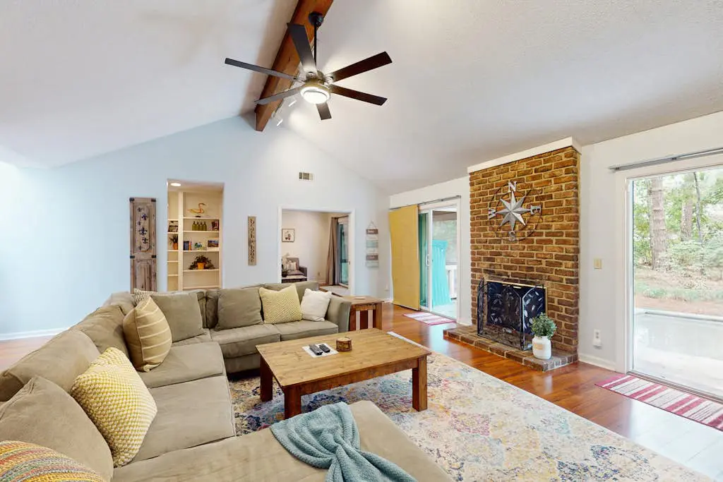 Fabulous island home with private pool, fast WiFi, grill, sunroom & central AC