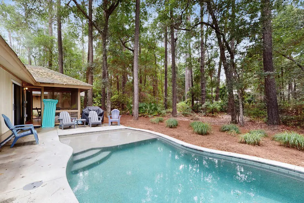Fabulous island home with private pool, fast WiFi, grill, sunroom & central AC