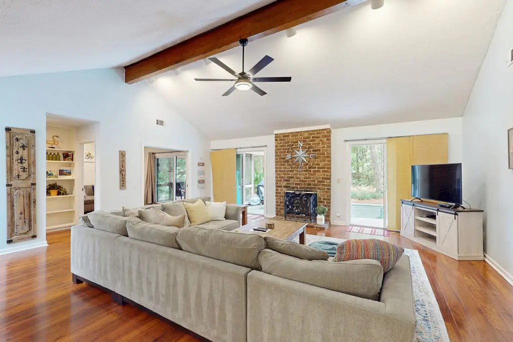 Fabulous island home with private pool, fast WiFi, grill, sunroom & central AC