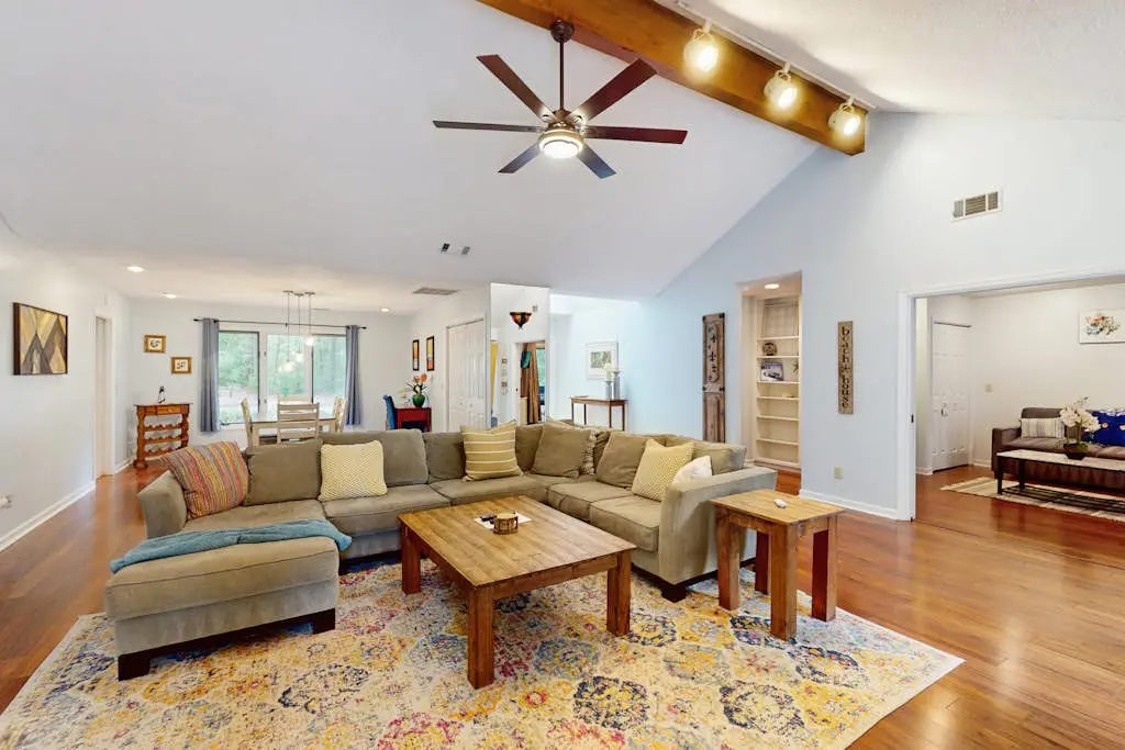Fabulous island home with private pool, fast WiFi, grill, sunroom & central AC