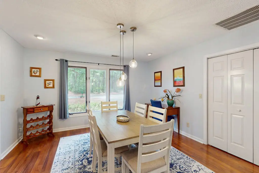 Fabulous island home with private pool, fast WiFi, grill, sunroom & central AC