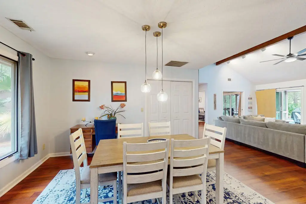 Fabulous island home with private pool, fast WiFi, grill, sunroom & central AC