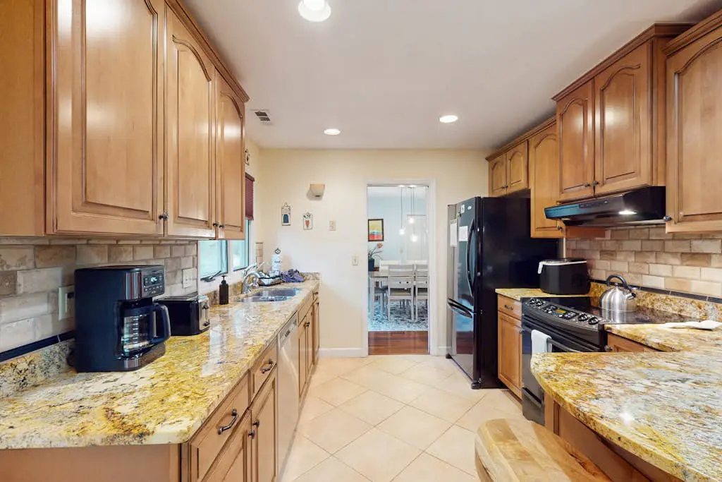 Fabulous island home with private pool, fast WiFi, grill, sunroom & central AC