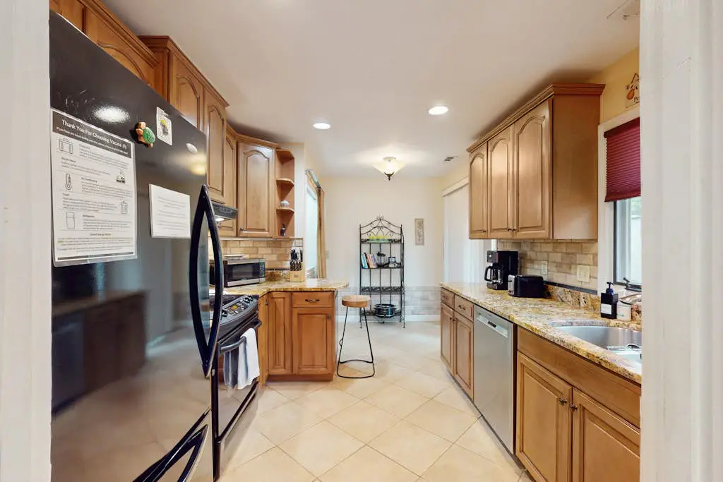 Fabulous island home with private pool, fast WiFi, grill, sunroom & central AC