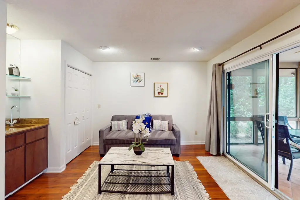 Fabulous island home with private pool, fast WiFi, grill, sunroom & central AC