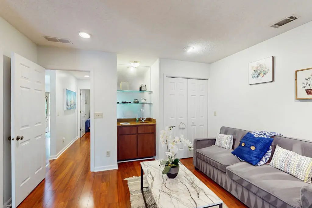 Fabulous island home with private pool, fast WiFi, grill, sunroom & central AC