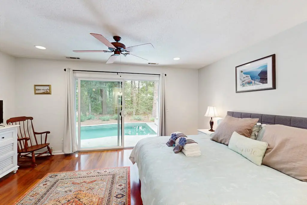 Fabulous island home with private pool, fast WiFi, grill, sunroom & central AC