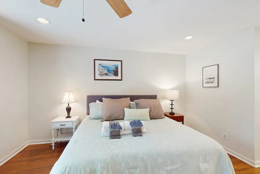 Fabulous island home with private pool, fast WiFi, grill, sunroom & central AC