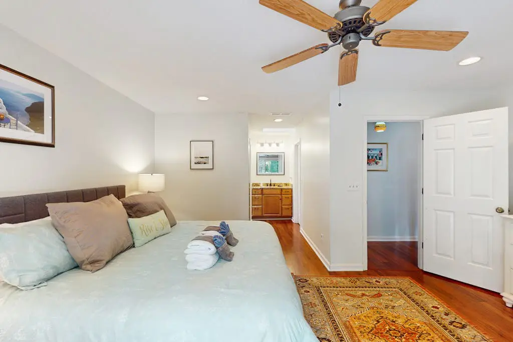 Fabulous island home with private pool, fast WiFi, grill, sunroom & central AC