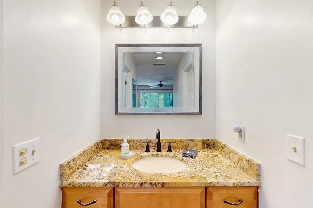 Fabulous island home with private pool, fast WiFi, grill, sunroom & central AC