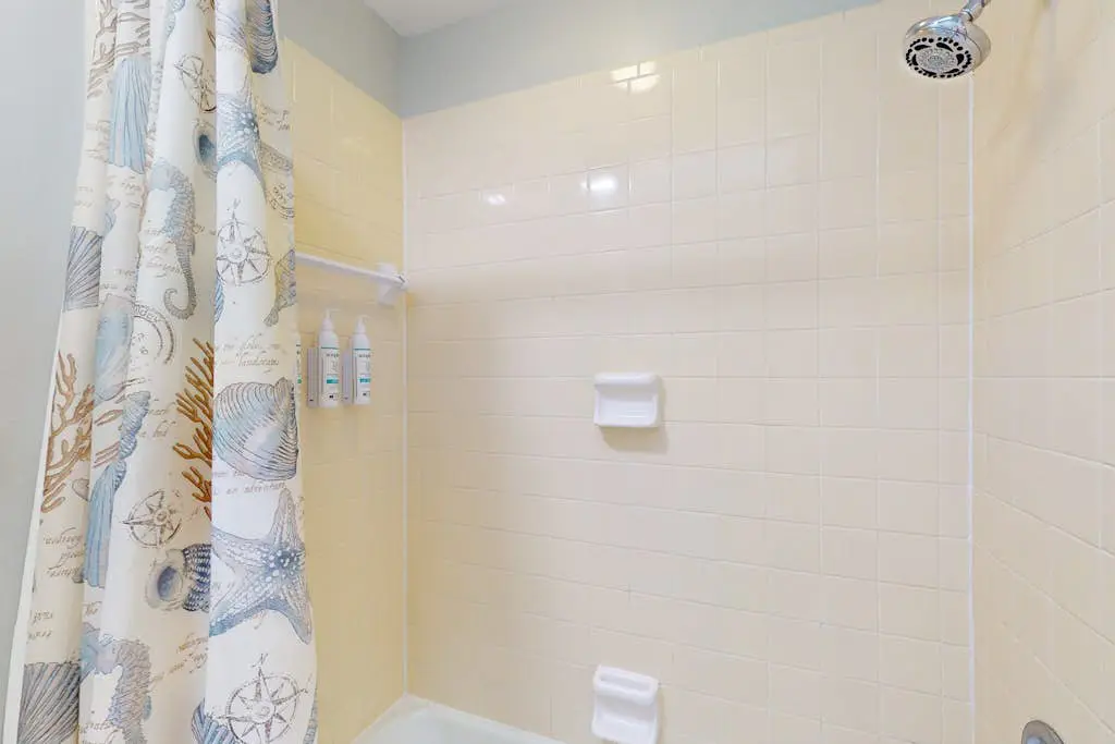 Fabulous island home with private pool, fast WiFi, grill, sunroom & central AC
