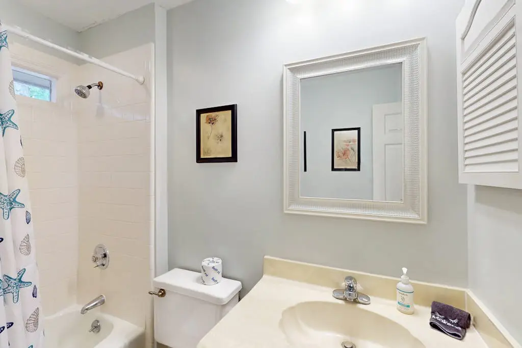Fabulous island home with private pool, fast WiFi, grill, sunroom & central AC