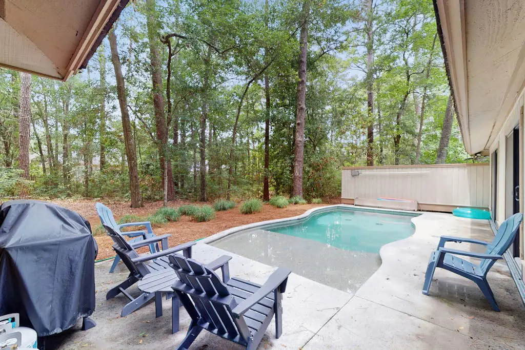 Fabulous island home with private pool, fast WiFi, grill, sunroom & central AC