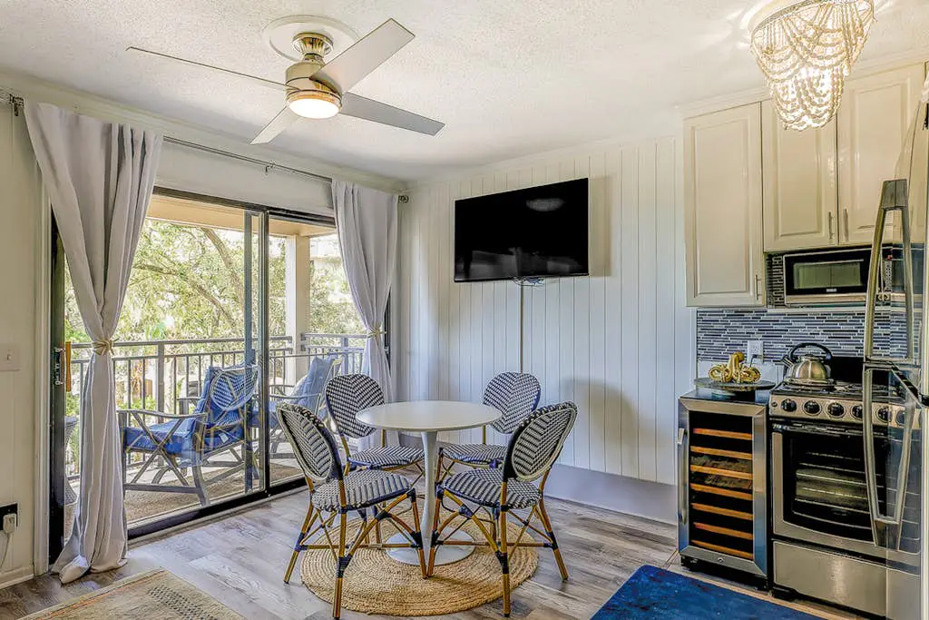 Ideal island condo with fast WiFi, pool, ocean views, balcony & central AC