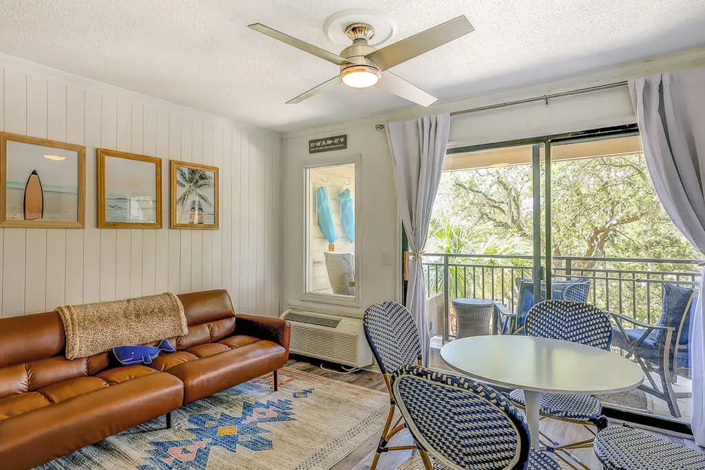 Ideal island condo with fast WiFi, pool, ocean views, balcony & central AC