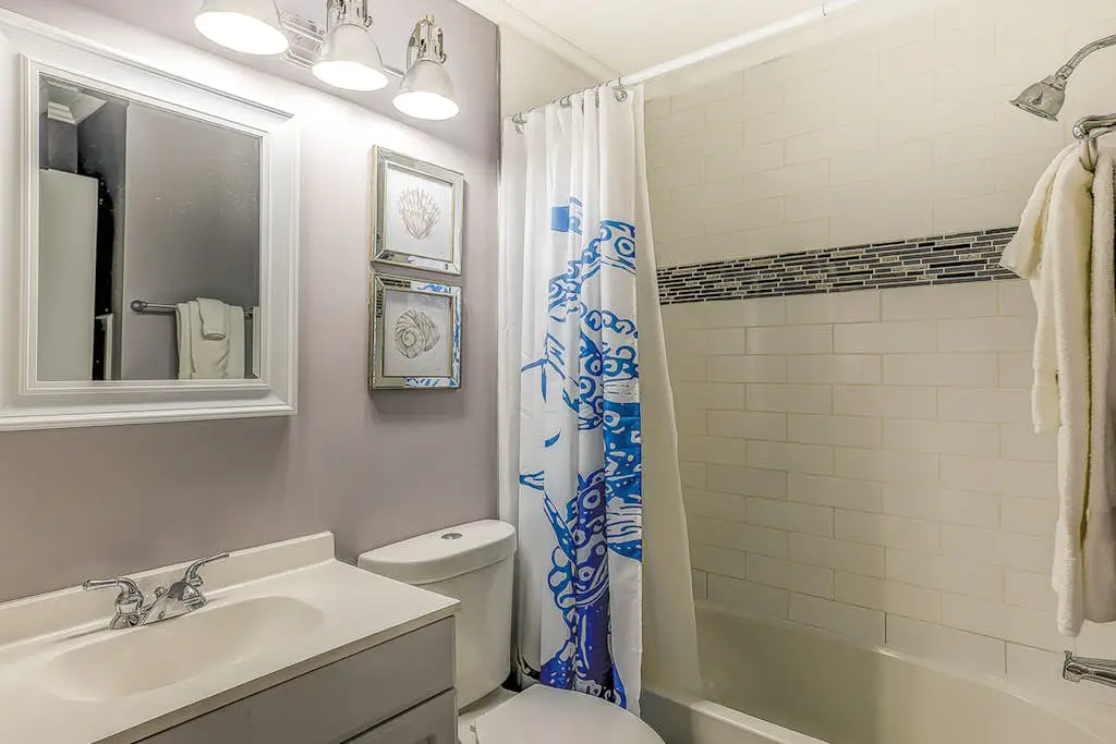 Ideal island condo with fast WiFi, pool, ocean views, balcony & central AC