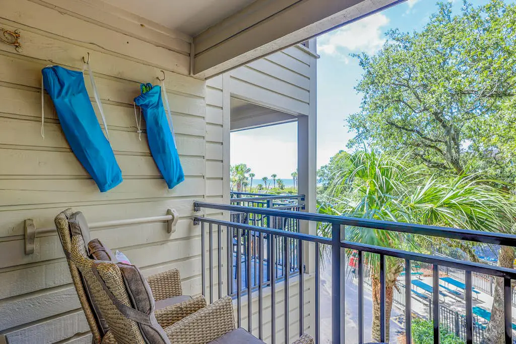 Ideal island condo with fast WiFi, pool, ocean views, balcony & central AC