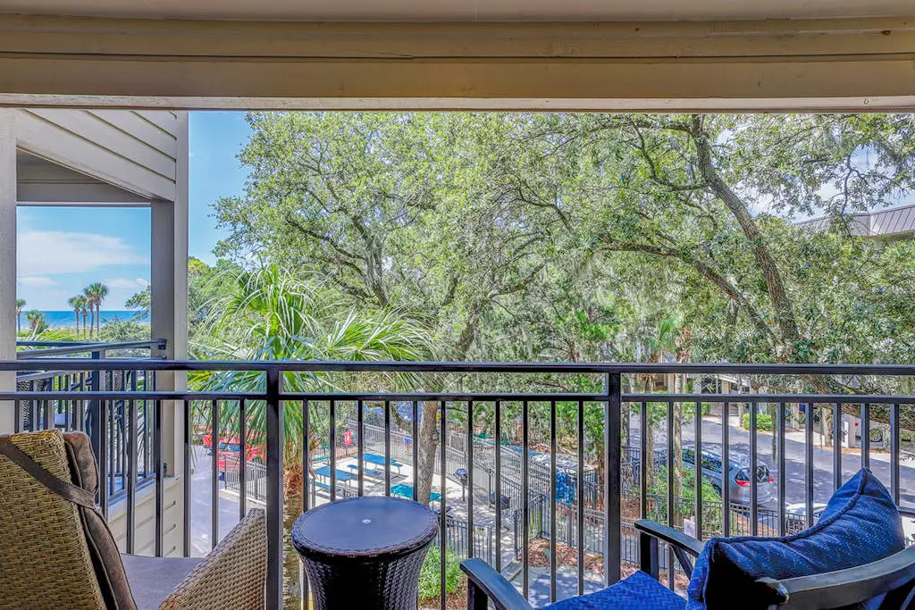 Ideal island condo with fast WiFi, pool, ocean views, balcony & central AC