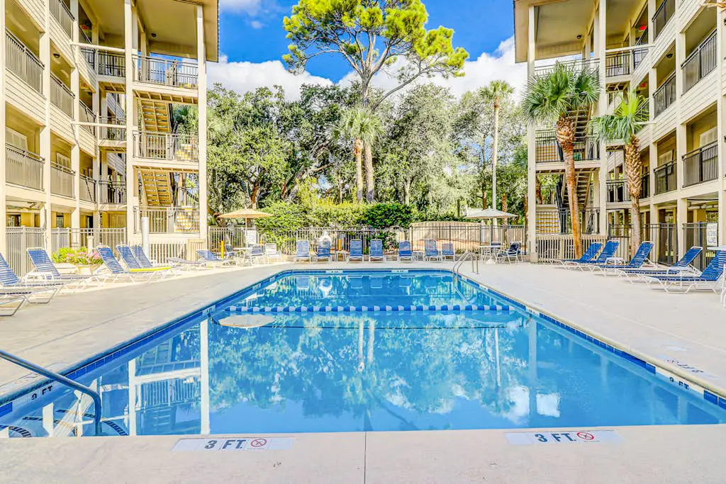 Ideal island condo with fast WiFi, pool, ocean views, balcony & central AC