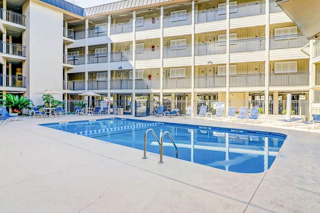 Ideal island condo with fast WiFi, pool, ocean views, balcony & central AC