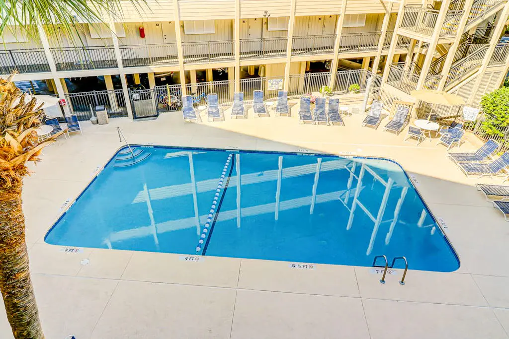 Ideal island condo with fast WiFi, pool, ocean views, balcony & central AC