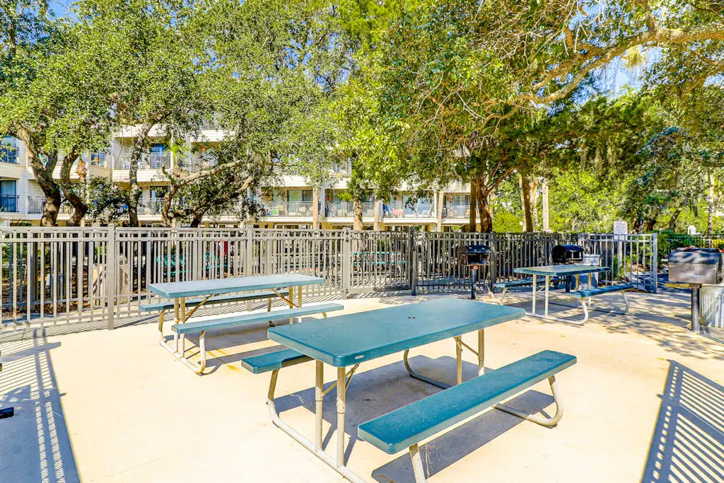 Ideal island condo with fast WiFi, pool, ocean views, balcony & central AC
