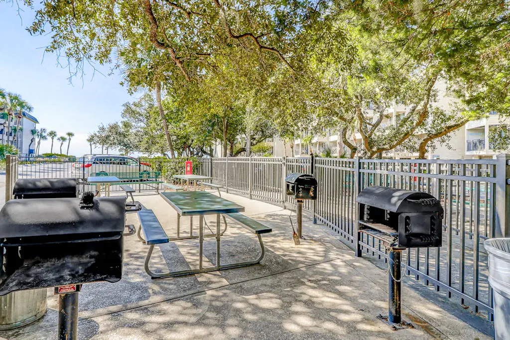 Ideal island condo with fast WiFi, pool, ocean views, balcony & central AC