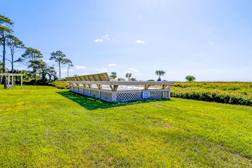 Ideal island condo with fast WiFi, pool, ocean views, balcony & central AC
