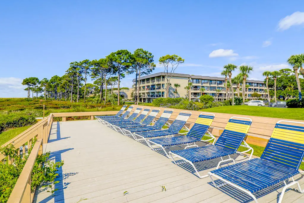 Ideal island condo with fast WiFi, pool, ocean views, balcony & central AC