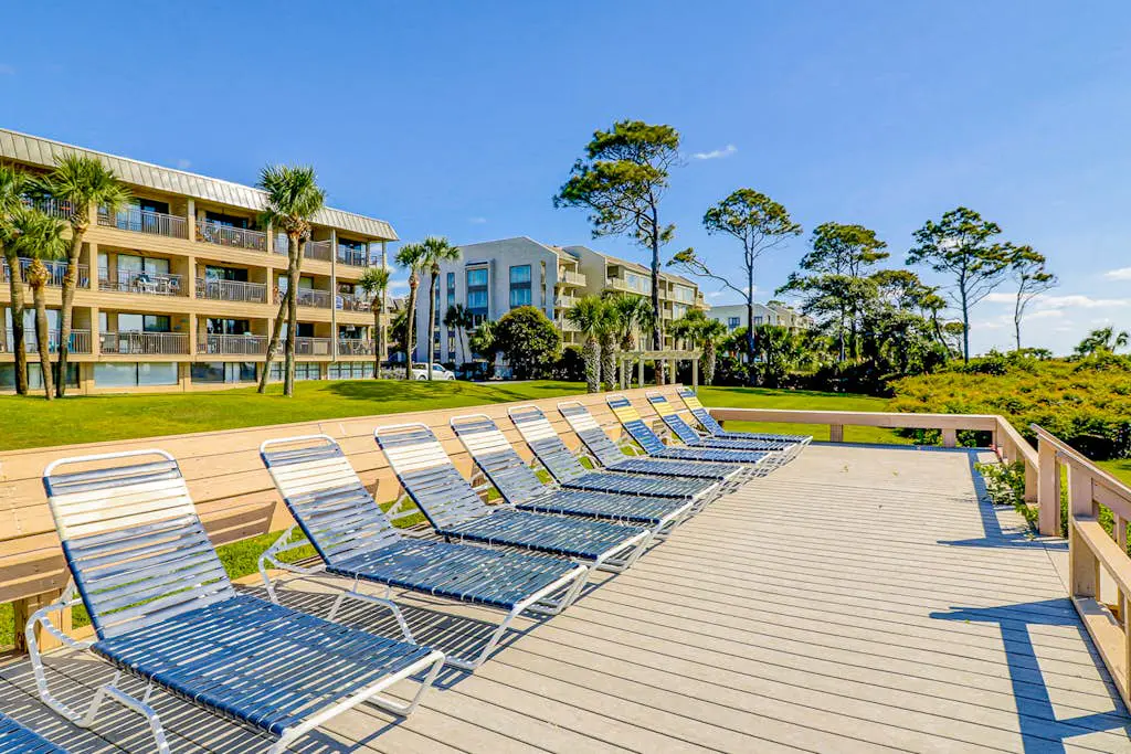 Ideal island condo with fast WiFi, pool, ocean views, balcony & central AC