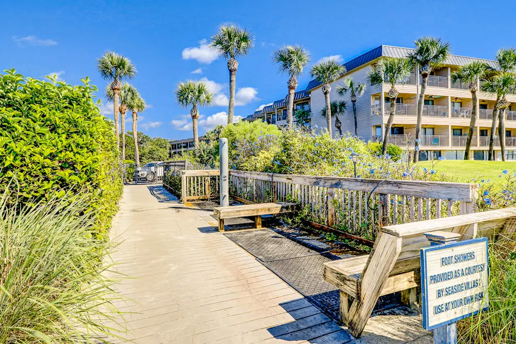Ideal island condo with fast WiFi, pool, ocean views, balcony & central AC