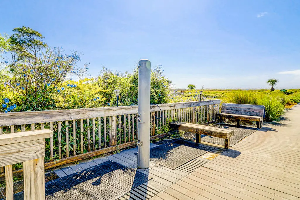 Ideal island condo with fast WiFi, pool, ocean views, balcony & central AC