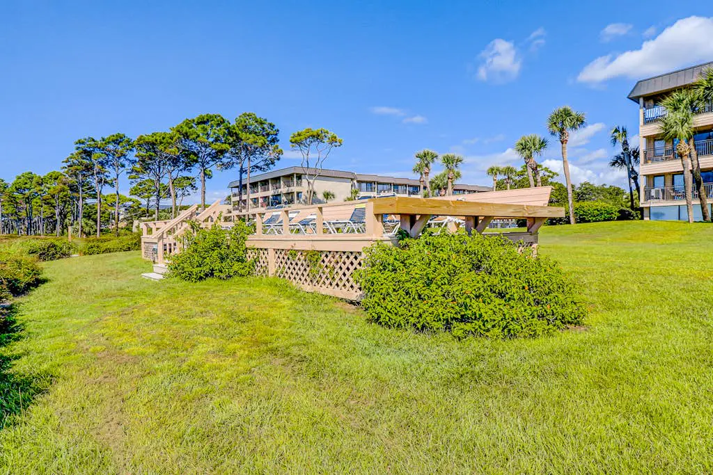 Ideal island condo with fast WiFi, pool, ocean views, balcony & central AC