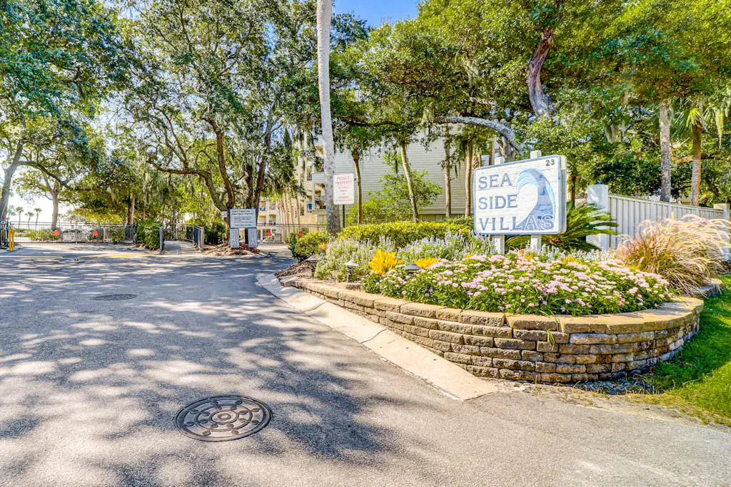 Ideal island condo with fast WiFi, pool, ocean views, balcony & central AC