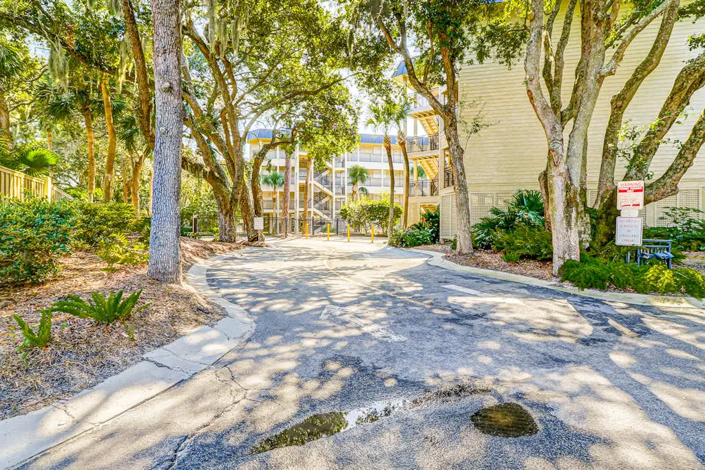 Ideal island condo with fast WiFi, pool, ocean views, balcony & central AC