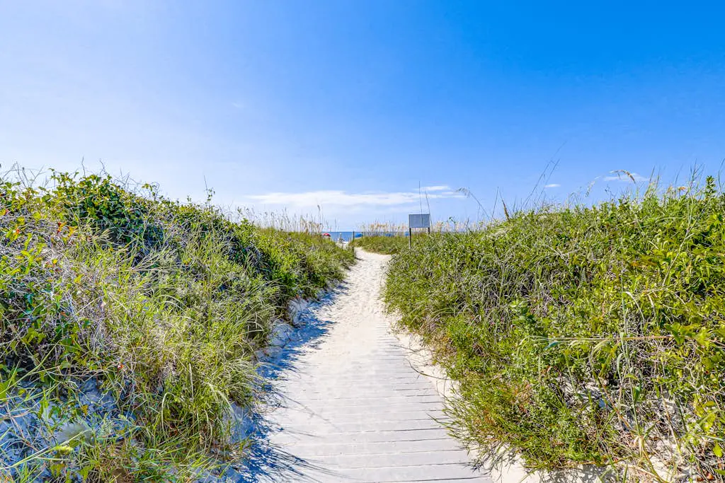 Ideal island condo with fast WiFi, pool, ocean views, balcony & central AC