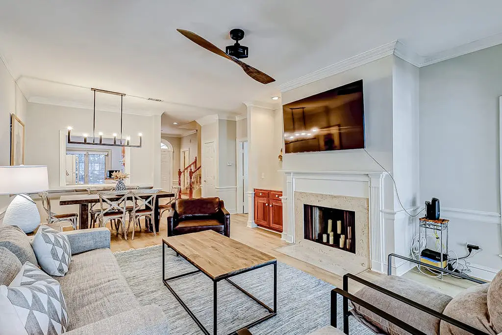 Hilton Head Island townhome with private patio, grill, seasonal pool, & golf