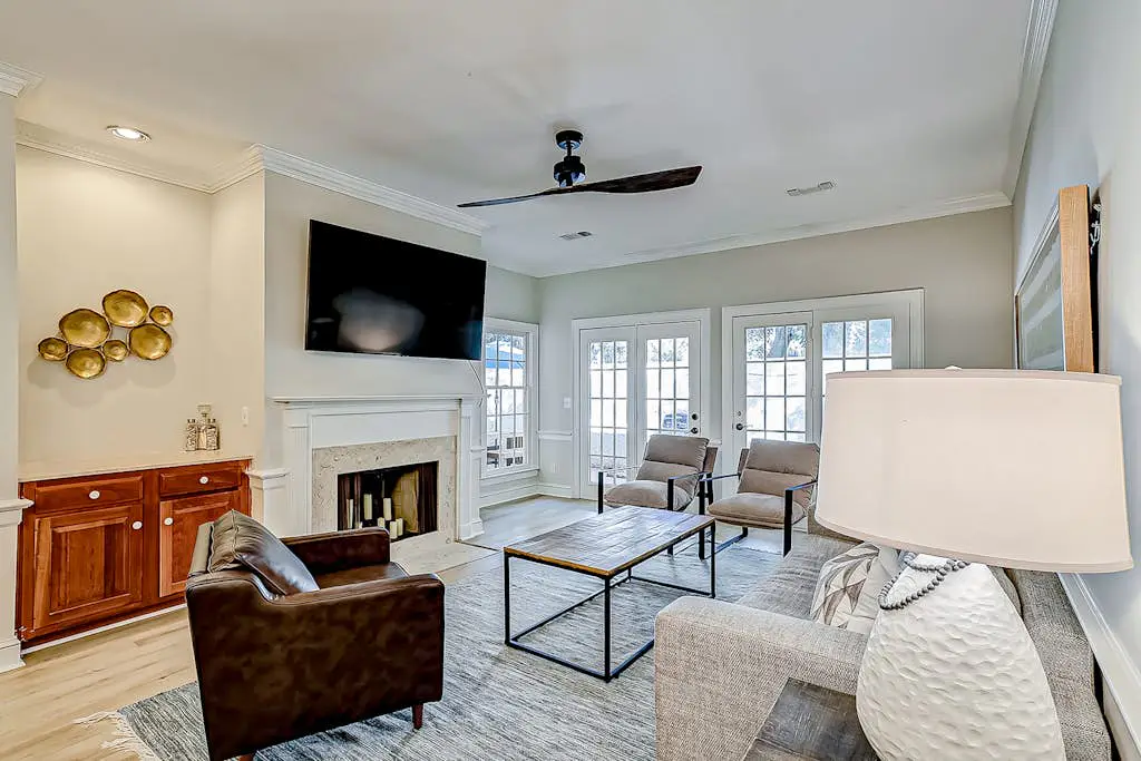 Hilton Head Island townhome with private patio, grill, seasonal pool, & golf